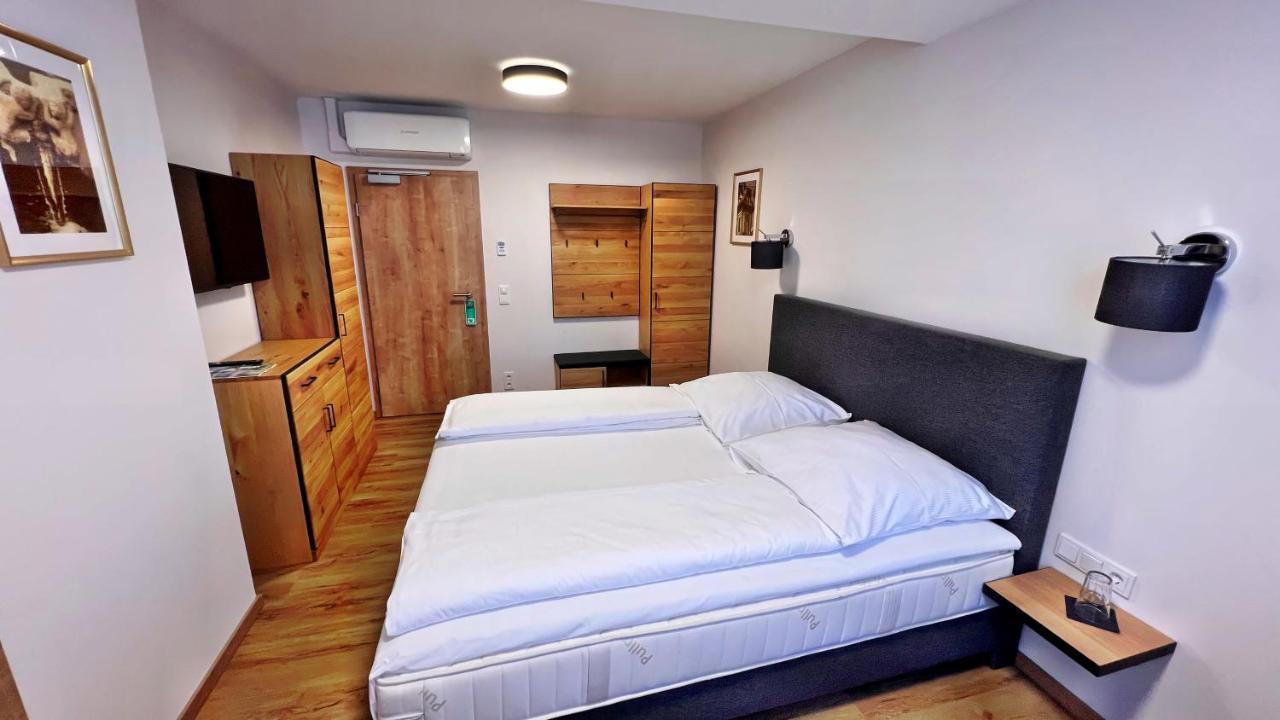 Hotel Zu Den Drei Kronen ซิลิเงนชตัดท์ ภายนอก รูปภาพ