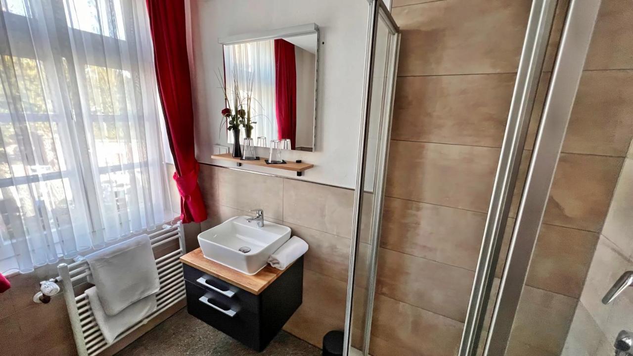 Hotel Zu Den Drei Kronen ซิลิเงนชตัดท์ ภายนอก รูปภาพ