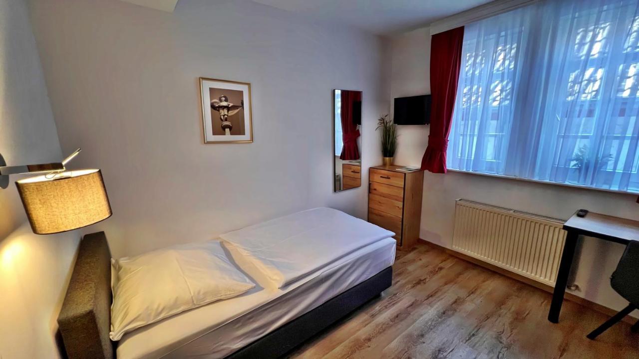 Hotel Zu Den Drei Kronen ซิลิเงนชตัดท์ ภายนอก รูปภาพ