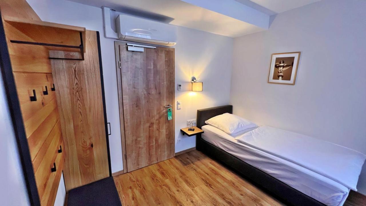 Hotel Zu Den Drei Kronen ซิลิเงนชตัดท์ ภายนอก รูปภาพ
