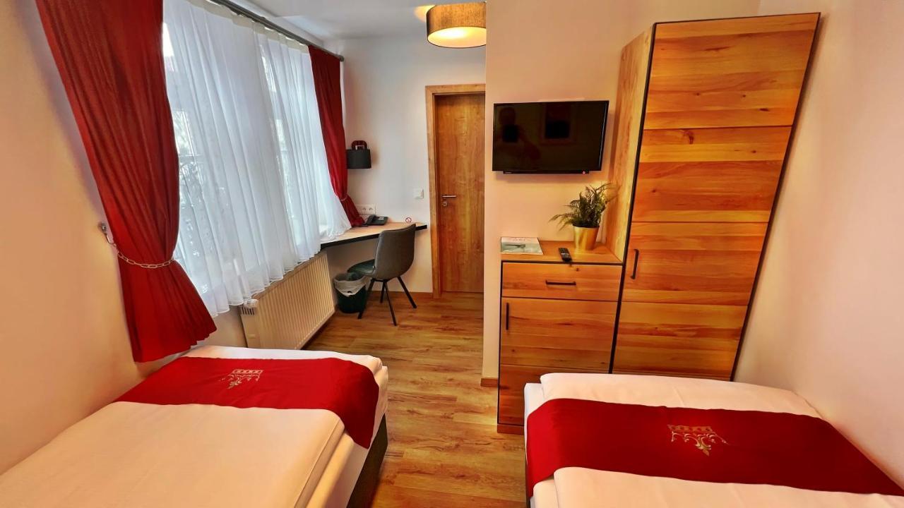 Hotel Zu Den Drei Kronen ซิลิเงนชตัดท์ ภายนอก รูปภาพ