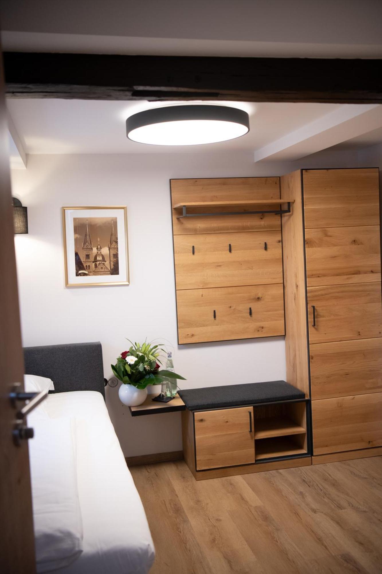 Hotel Zu Den Drei Kronen ซิลิเงนชตัดท์ ภายนอก รูปภาพ