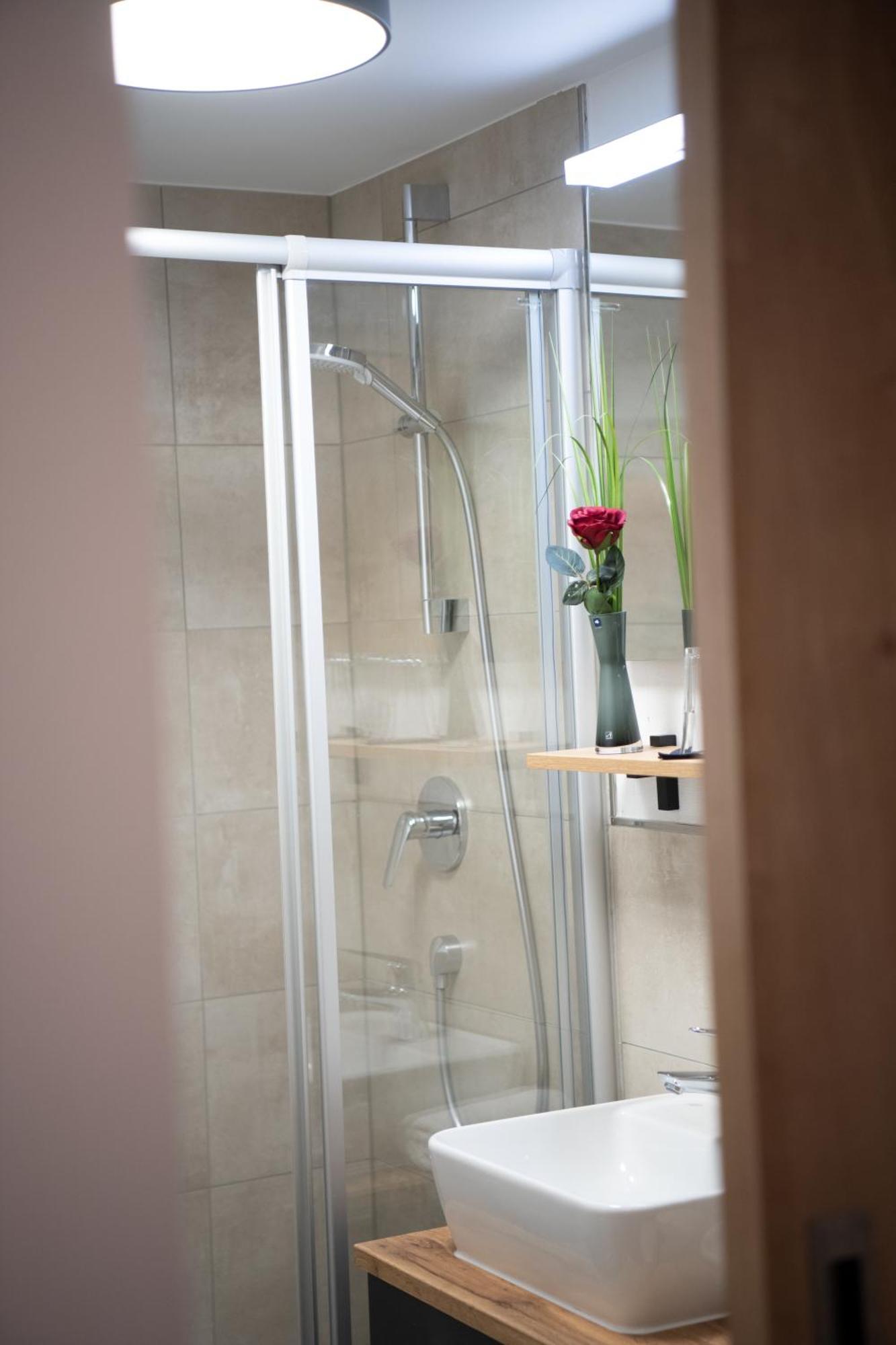 Hotel Zu Den Drei Kronen ซิลิเงนชตัดท์ ภายนอก รูปภาพ