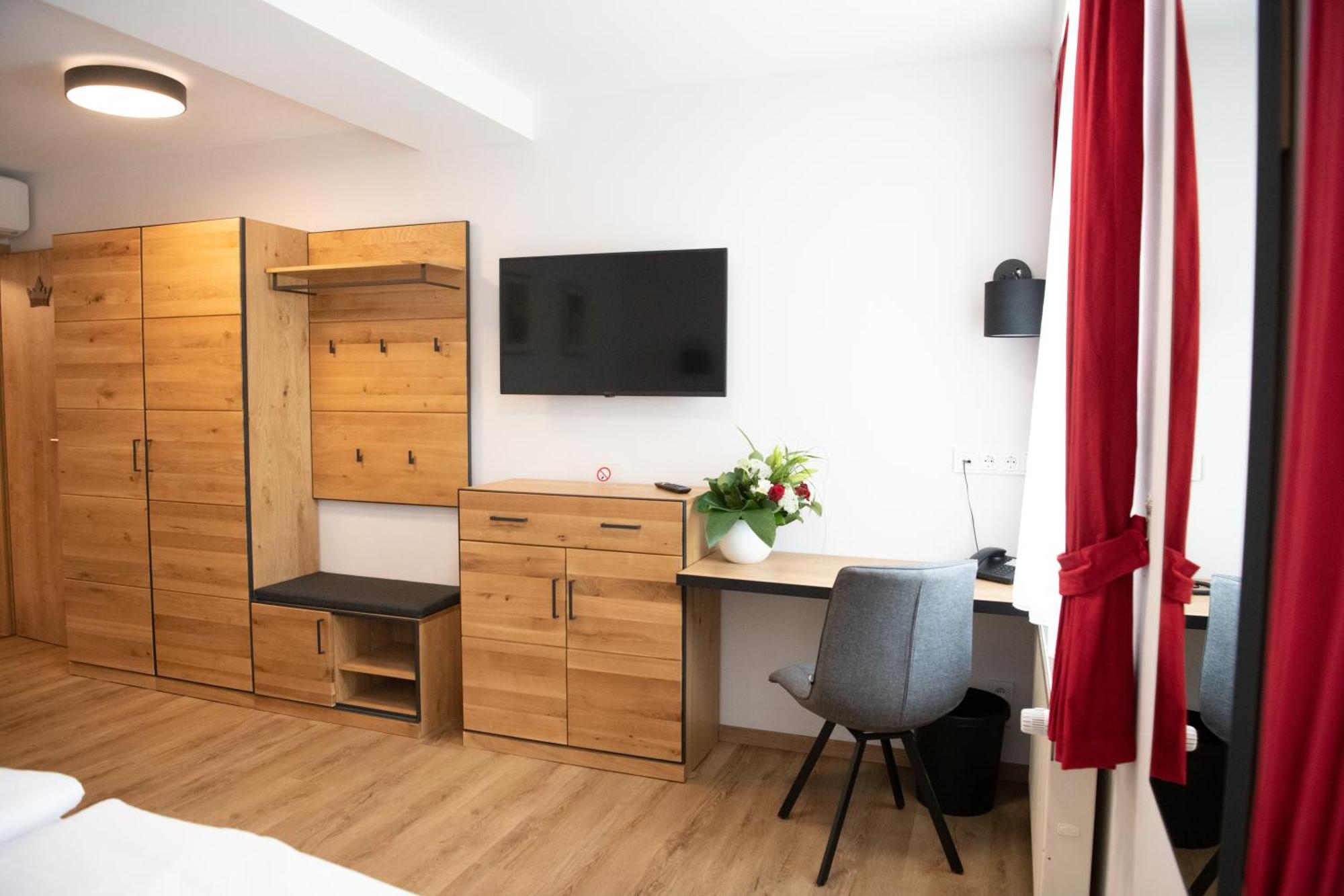 Hotel Zu Den Drei Kronen ซิลิเงนชตัดท์ ภายนอก รูปภาพ