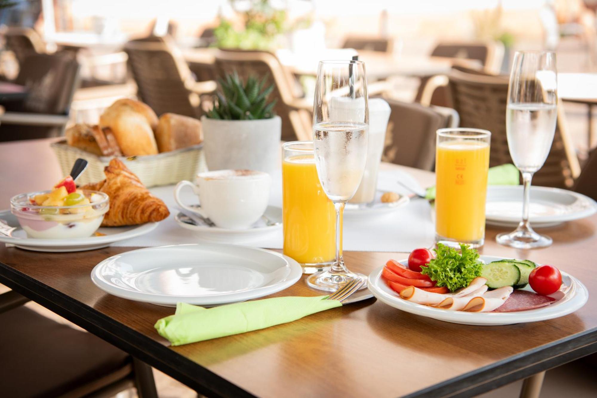 Hotel Zu Den Drei Kronen ซิลิเงนชตัดท์ ภายนอก รูปภาพ